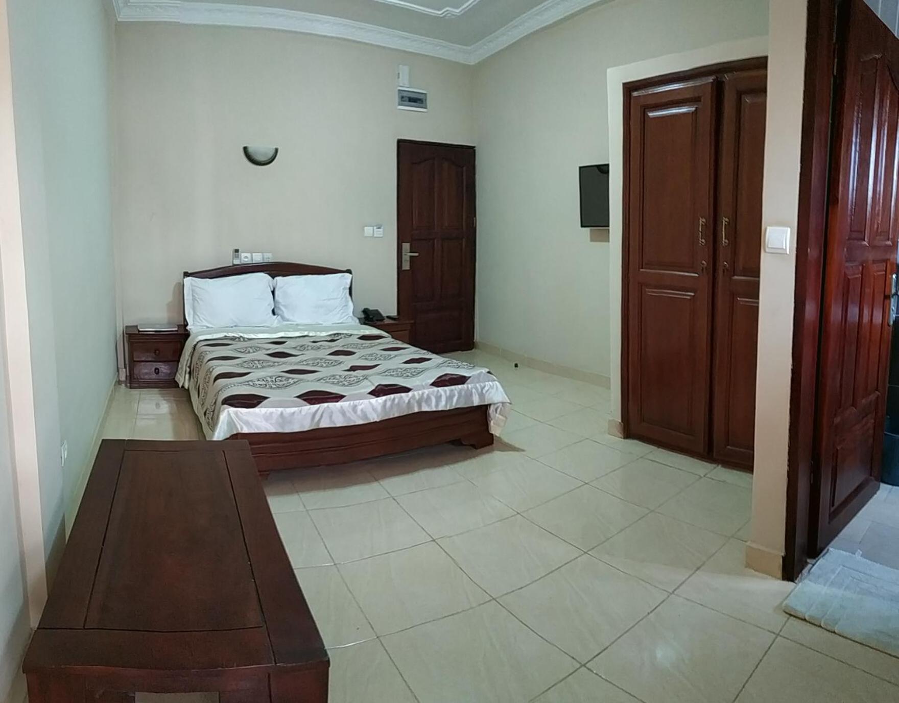 Nikita Hotel Яунде Экстерьер фото