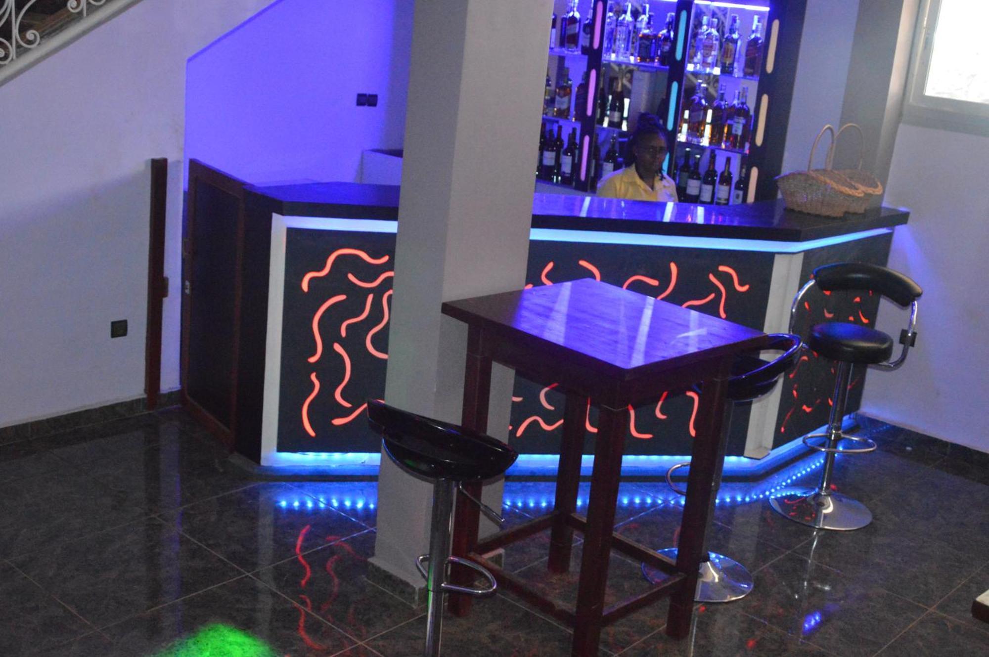 Nikita Hotel Яунде Экстерьер фото