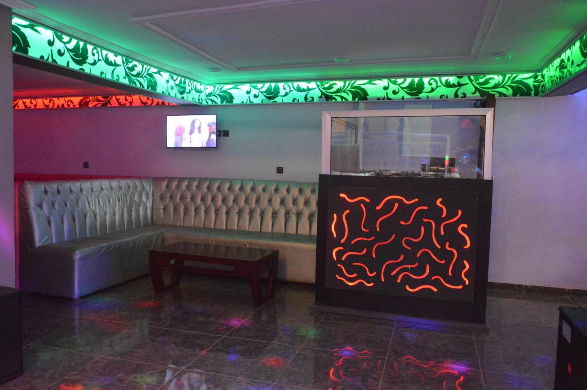 Nikita Hotel Яунде Экстерьер фото