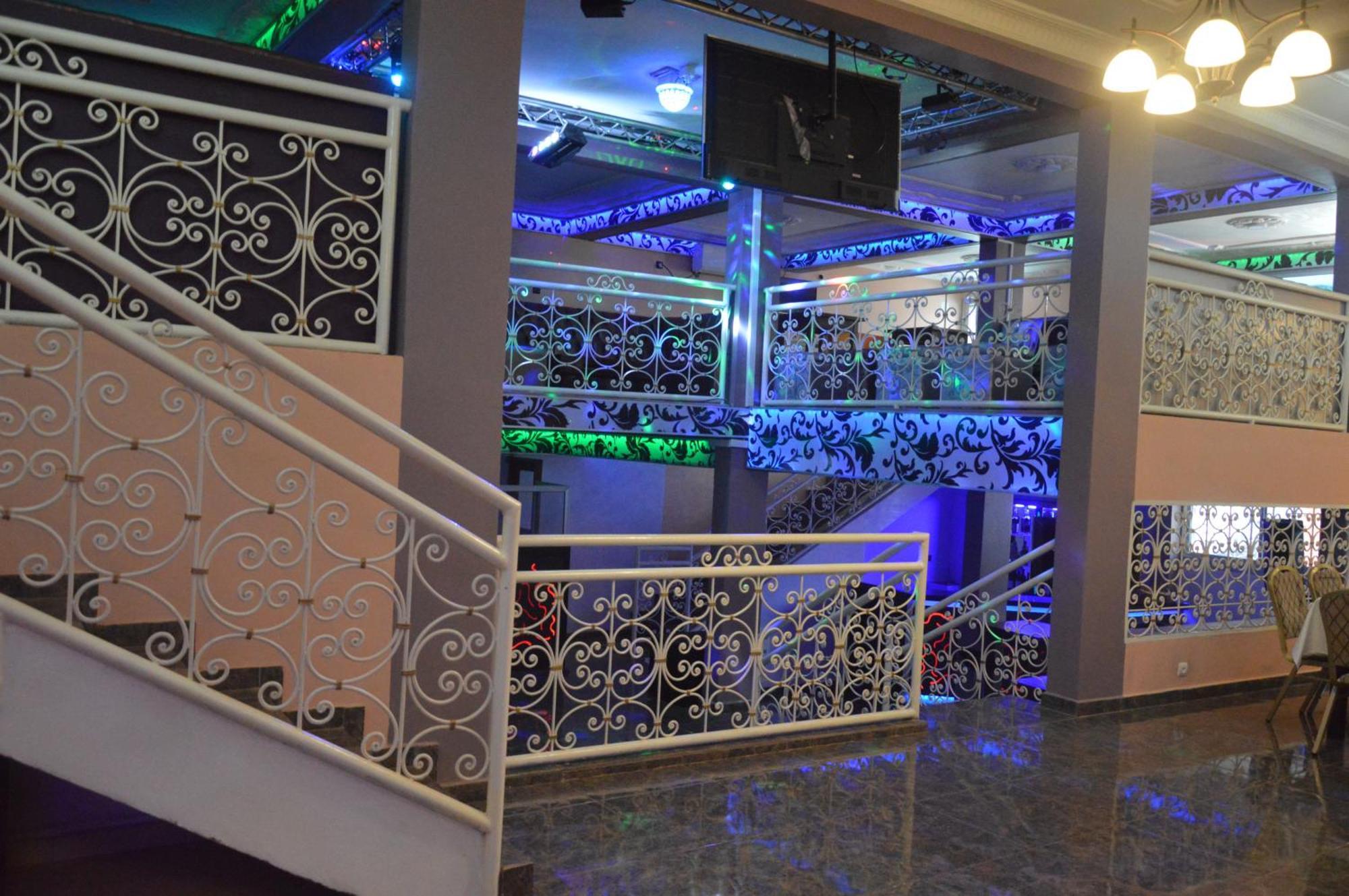 Nikita Hotel Яунде Экстерьер фото